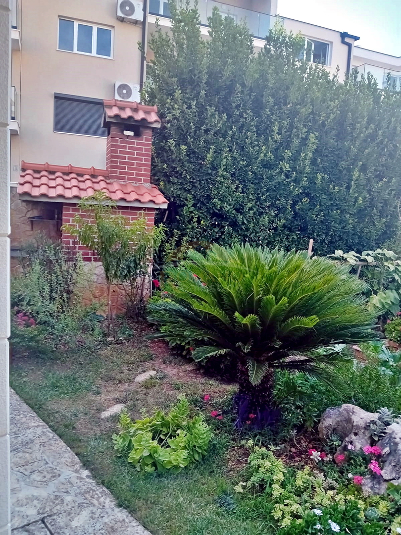 Apartmajska hiša v Okrugu Gornjem/Čiovo, drugi niz od morja - 5 apartmajev